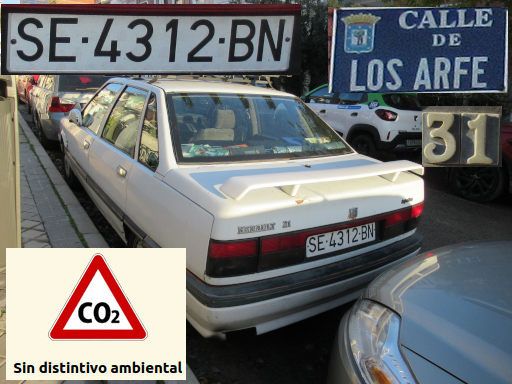 Veh&iacute;culos abandonados, verlassene Fahrzeuge, Madrid, Spanien, Renault 21, Kennzeichen SE 4312 BN, Erstzulassung Februar 1991, Calle Los Arfe 31, 28027 Madrid im Dezember 2025