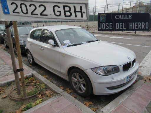 Veh&iacute;culos abandonados, verlassene Fahrzeuge, Madrid, Spanien, BMW 1 er Serie, Kennzeichen 2022 GBH, Erstzulassung Februar 2008, Calle Jose del Hierro 17, 28027 Madrid im Dezember 2025
