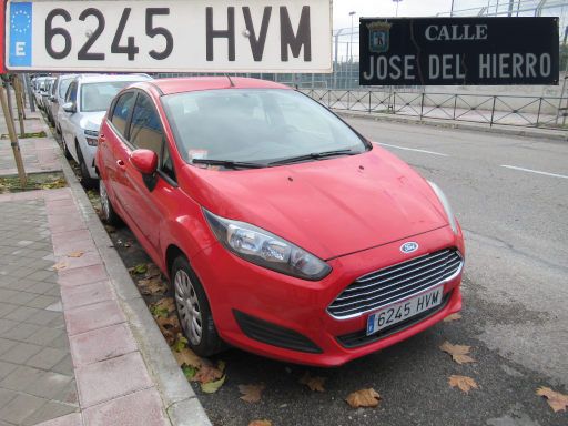 Veh&iacute;culos abandonados, verlassene Fahrzeuge, Madrid, Spanien, Ford Fiesta, Kennzeichen 6245 HVM, Erstzulassung Januar 2014, Calle Jose del Hierro 7, 28027 Madrid im Dezember 2025