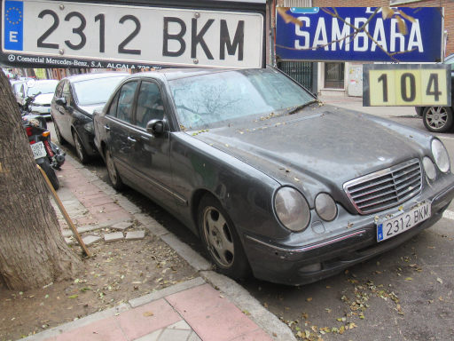 Veh&iacute;culos abandonados, verlassene Fahrzeuge, Madrid, Spanien, Mercedes-Benz E 320, Kennzeichen 2312 BKM, Erstzulassung Juni 2001, Calle Sambara 104, 28027 Madrid im Dezember 2025