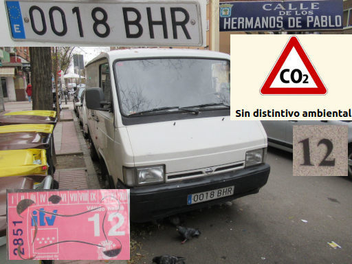 Veh&iacute;culos abandonados, verlassene Fahrzeuge, Madrid, Spanien, Nissan Trade 75, Kennzeichen 0018 BHR, Erstzulassung April 2001, Calle Hermanos de Pablo 12, 28027 Madrid im Dezember 2025