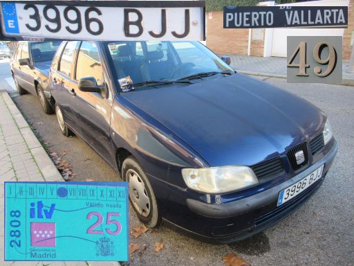 Veh&iacute;culos abandonados, verlassene Fahrzeuge, Madrid, Spanien, Seat Ibiza, Kennzeichen 3996 BJJ, Erstzulassung Mai 2001, Calle Puerto Vallarta 49, 28027 Madrid im Dezember 2025