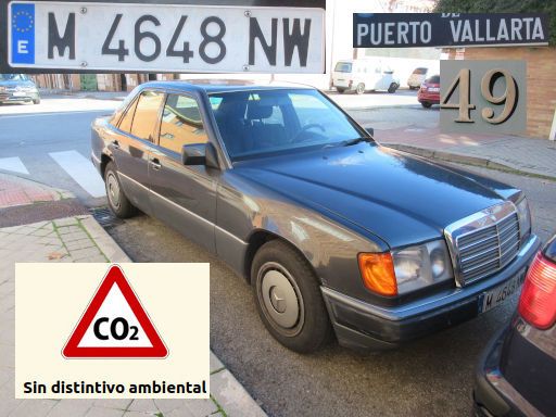 Veh&iacute;culos abandonados, verlassene Fahrzeuge, Madrid, Spanien, Mercedes-Benz 300 D, Kennzeichen M 4648 NW, Erstzulassung Oktober 1992, Calle Puerto Vallarta 49, 28027 Madrid im Dezember 2025
