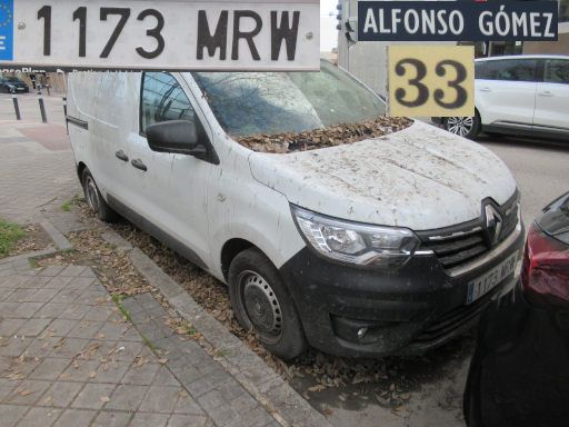 Veh&iacute;culos abandonados, verlassene Fahrzeuge, Madrid, Spanien, Renault Express, Kennzeichen 1173 MRW, Erstzulassung Mai 2024, Calle Alfonso Gomez 33, 28037 Madrid im Dezember 2025