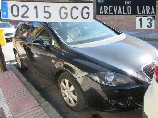 Veh&iacute;culos abandonados, verlassene Fahrzeuge, Madrid, Spanien, Seat Leon, Kennzeichen 0215 GCG, Erstzulassung M&auml;rz 2008, Calle Arevalo Lara 13, 28027 Madrid im Februar 2026