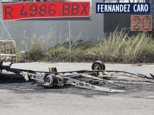 Veh&iacute;culos abandonados, verlassene Fahrzeuge, Madrid, Spanien, Fahrgestell Wohnwagen, Kennzeichen R 4986 BBX, Calle Fernandez Caro 32, 28027 Madrid im Februar 2026