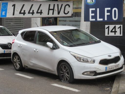 Veh&iacute;culos abandonados, verlassene Fahrzeuge, Madrid, Spanien, Kia Ceed CRDi, Kennzeichen 1444 HVC, Erstzulassung Dezember 2013, Calle Elfo 141, 28027 Madrid im Februar 2026