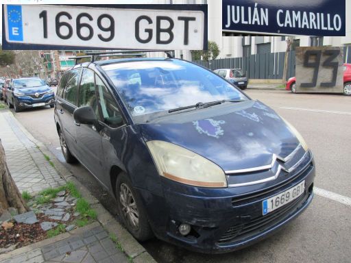 Veh&iacute;culos abandonados, verlassene Fahrzeuge, Madrid, Spanien, Citro&euml;n C4, Kennzeichen 1669 GBT, Erstzulassung M&auml;rz 2008, Calle Julian Camarillo 93, 28037 Madrid im Februar 2026