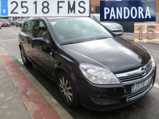 Veh&iacute;culos abandonados, verlassene Fahrzeuge, Madrid, Spanien, Opel Astra 1.6 Twinport, Kennzeichen 2518 FMS, Erstzulassung M&auml;rz 2007, Calle Pandora 15, 28037 Madrid im Februar 2026
