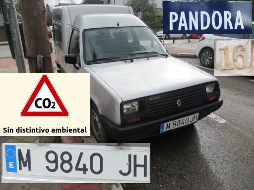 Veh&iacute;culos abandonados, verlassene Fahrzeuge, Madrid, Spanien, Renault Express, Kennzeichen M 9840 JH, Erstzulassung November 1988, Calle Pandora 16, 28037 Madrid im Februar 2026