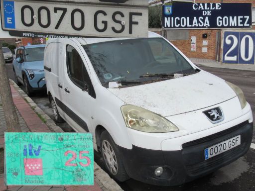 Veh&iacute;culos abandonados, verlassene Fahrzeuge, Madrid, Spanien, Peugeot Partner, Kennzeichen 0070 GSF, Erstzulassung Dezember 2009, Calle Nicolasa Gomez 20, 28037 Madrid im Februar 2026