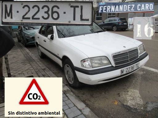 Veh&iacute;culos abandonados, verlassene Fahrzeuge, Madrid, Spanien, Mercedes-Benz C180, Kennzeichen M 2236 TL, Erstzulassung Mai 1996, Calle Fernandez Caro 16, 28027 Madrid im Februar 2026
