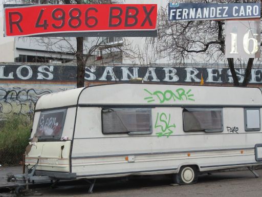 Veh&iacute;culos abandonados, verlassene Fahrzeuge, Madrid, Spanien, Wohnwagen, Kennzeichen R 4986 BBX, Erstzulassung unbekannt, Calle Fernandez Caro 16, 28027 Madrid im Februar 2026