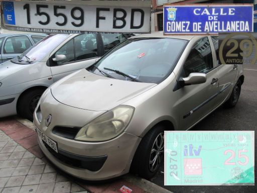 Veh&iacute;culos abandonados, verlassene Fahrzeuge, Madrid, Spanien, Renault Clio, Kennzeichen 1559 FBD, Erstzulassung Juni 2006, Calle Gomez de Avellaneda 29, 28021 Madrid im Februar 2026
