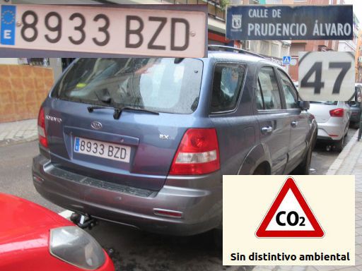 Veh&iacute;culos abandonados, verlassene Fahrzeuge, Madrid, Spanien, Kia Sorento EX, Kennzeichen 8933 BZD, Erstzulassung August 2002, Calle Prudencio Alvaro 47, 28027 Madrid im Februar 2026