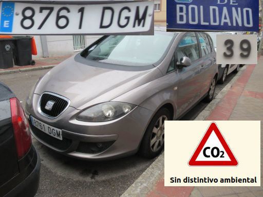 Veh&iacute;culos abandonados, verlassene Fahrzeuge, Madrid, Spanien, Seat, Kennzeichen 8761 DGM, Erstzulassung Januar 2005, Calle Boldano 39, 28027 Madrid im Februar 2026
