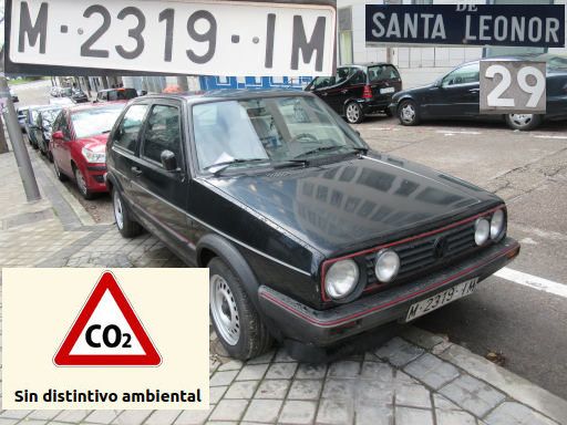 Veh&iacute;culos abandonados, verlassene Fahrzeuge, Madrid, Spanien, Volkswagen Golf GTI, Kennzeichen M 2319 IM, Erstzulassung Februar 1988, Calle Santa Leonor 29, 28037 Madrid im Februar 2026