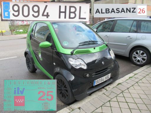 Veh&iacute;culos abandonados, verlassene Fahrzeuge, Madrid, Spanien, Smart fortwo, Kennzeichen 9094 HBL, Erstzulassung Januar 2011, Calle Albasanz 26, 28037 Madrid im Februar 2026