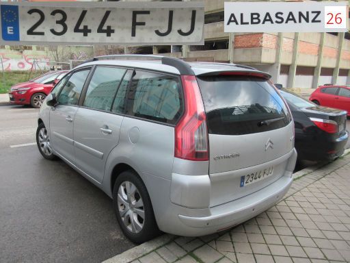Veh&iacute;culos abandonados, verlassene Fahrzeuge, Madrid, Spanien, Citro&euml;n C4, Kennzeichen 2344 FJJ, Erstzulassung Dezember 2006, Calle Albasanz 26, 28037 Madrid im Februar 2026