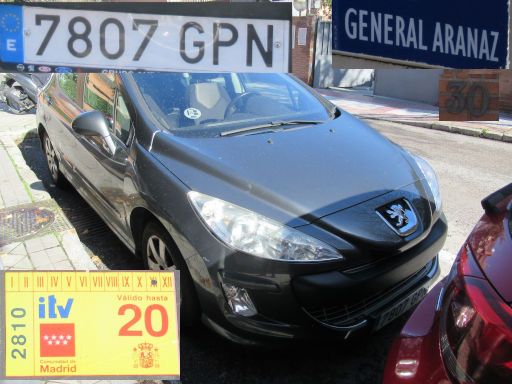 Veh&iacute;culos abandonados, verlassene Fahrzeuge, Madrid, Spanien, Peugeot 308, Kennzeichen 7807 GPN, Erstzulassung September 2009, Calle General Aranaz 30, 28027 Madrid im Februar 2026