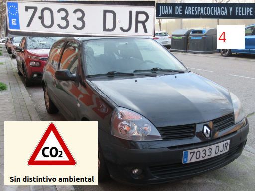 Veh&iacute;culos abandonados, verlassene Fahrzeuge, Madrid, Spanien, Renault Clio, Kennzeichen 7033 DJR, Erstzulassung Januar 2005, Calle Juan Arespacochaga y Felipe 4, 28037 Madrid im Februar 2026