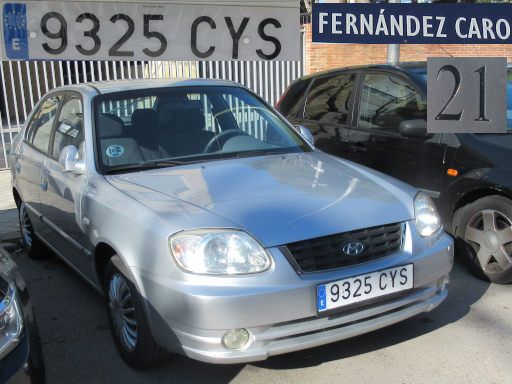 Veh&iacute;culos abandonados, verlassene Fahrzeuge, Madrid, Spanien, Hyundai Accent, Kennzeichen 9325 CYS, Erstzulassung Juli 2004, Calle Fernandez Caro 21, 28027 Madrid im Januar 2026
