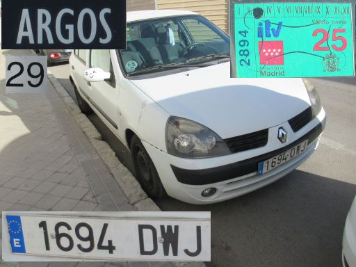 Veh&iacute;culos abandonados, verlassene Fahrzeuge, Madrid, Spanien, Renault Clio, Kennzeichen 1694 DWJ, Erstzulassung Januar 2005, Calle Argos 29, 28037 Madrid im Januar 2026