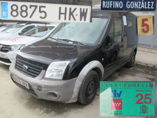 Veh&iacute;culos abandonados, verlassene Fahrzeuge, Madrid, Spanien, Ford Transit Connect, Kennzeichen 8875 HKW, Erstzulassung Juni 2012, Calle Rufino Gonzalez 5, 28037 Madrid im Januar 2026