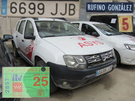 Veh&iacute;culos abandonados, verlassene Fahrzeuge, Madrid, Spanien, Dacia Duster, Kennzeichen 6699 JJB, Erstzulassung September 2015, Calle Rufino Gonzalez 5, 28037 Madrid im Januar 2026