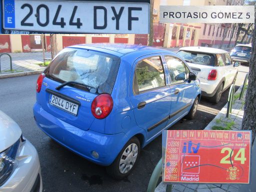 Veh&iacute;culos abandonados, verlassene Fahrzeuge, Madrid, Spanien, Chevrolet Matiz, Kennzeichen 2044 DYF, Erstzulassung Januar 2005, Calle Protasio Gomez 5, 28037 Madrid im Januar 2026