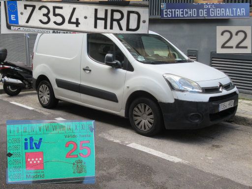 Veh&iacute;culos abandonados, verlassene Fahrzeuge, Madrid, Spanien, Citro&euml;n Berlingo, Kennzeichen 7354 HRD, Erstzulassung Mai 2013, Calle Estrecho de Gibraltar 22, 28027 Madrid im Januar 2026