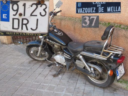 Veh&iacute;culos abandonados, verlassene Fahrzeuge, Madrid, Spanien, Suzuki Motorrad, Kennzeichen 9123 DRJ, Erstzulassung Januar 2005, Calle Vazquez de Mella 37, 28021 Madrid im Januar 2026