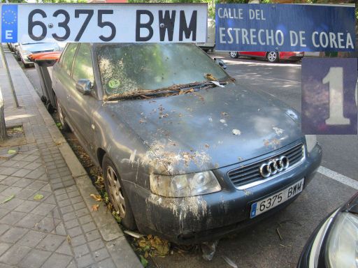Vehículos abandonados, verlassene Fahrzeuge, Madrid, Spanien, Audi A3 1.8, Kennzeichen 6375 BWM, Erstzulassung Mai 2002, Calle Estrecho de Corea 1, 28027 Madrid im Juli 2025