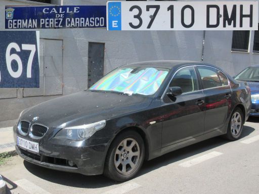 Vehículos abandonados, verlassene Fahrzeuge, Madrid, Spanien, BMW 523i, Kennzeichen 3710 DMH, Erstzulassung Januar 2005, Calle German Perez Carrasco 67, 28027 Madrid im Juli 2025