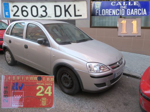 Vehículos abandonados, verlassene Fahrzeuge, Madrid, Spanien, Corsa CDTI, Kennzeichen 2603 DKL, Erstzulassung Januar 2005, Calle Florencio Garcia 11, 28027 Madrid im Juli 2025