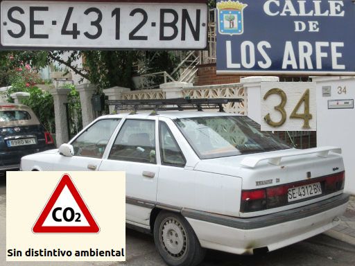 Vehículos abandonados, verlassene Fahrzeuge, Madrid, Spanien, Renault 21, Kennzeichen SE 4312 BN, Erstzulassung Februar 1999, Calle Los Arfe 34, 28027 Madrid im Juli 2025