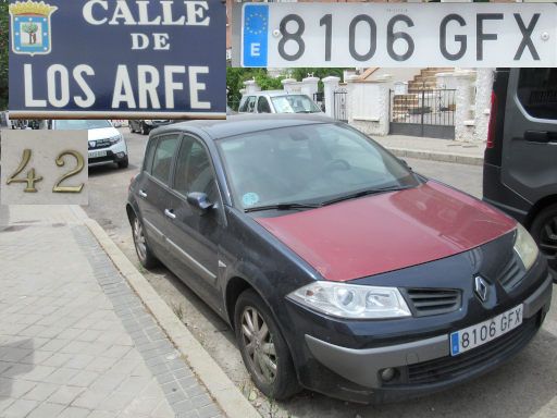 Vehículos abandonados, verlassene Fahrzeuge, Madrid, Spanien, Renault Megane, Kennzeichen 8106 GFX, Erstzulassung Juni 2008, Calle Los Arfe 42, 28027 Madrid im Juli 2025