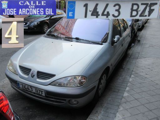 Vehículos abandonados, verlassene Fahrzeuge, Madrid, Spanien, Renault Megane, Kennzeichen 1443 BZF, Erstzulassung August 2002, Calle Jose Arcones Gil 4, 28021 Madrid im Juli 2025