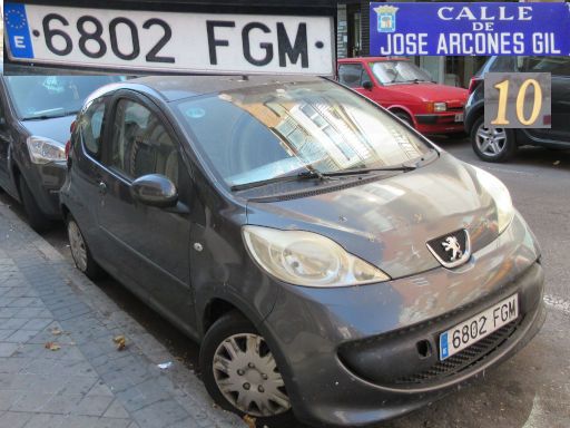 Vehículos abandonados, verlassene Fahrzeuge, Madrid, Spanien, Peugeot 107, Kennzeichen 6802 FGM, Erstzulassung Oktober 2006, Calle Jose Arcones Gil 10, 28021 Madrid im Juli 2025