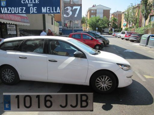 Vehículos abandonados, verlassene Fahrzeuge, Madrid, Spanien, Peugeot 308, Kennzeichen 1016 JJB, Erstzulassung September 2010, Calle Vazquez de Mella 37, 28021 Madrid im Juli 2025