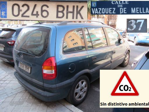 Vehículos abandonados, verlassene Fahrzeuge, Madrid, Spanien, Opel Zafira, Kennzeichen 0246 BHK, Erstzulassung April 2001, Calle Vazquez de Mella 37, 28021 Madrid im Juli 2025