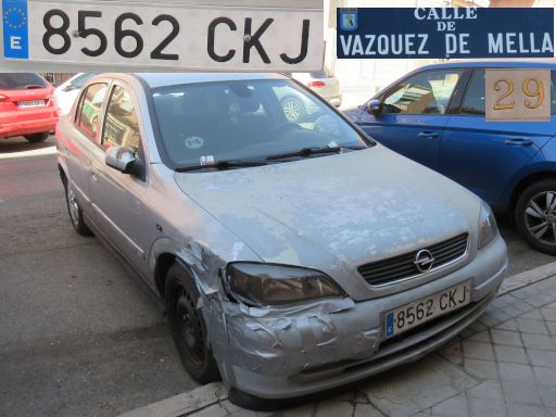 Vehículos abandonados, verlassene Fahrzeuge, Madrid, Spanien, Opel Astra 1.6, Kennzeichen 8562 CKJ, Erstzulassung Juli 2003, Calle Vazquez de Mella 29, 28021 Madrid im Juli 2025