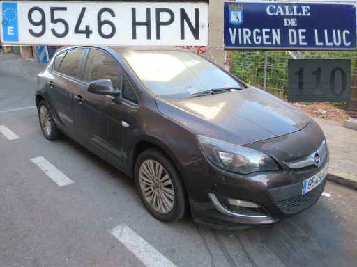 Vehículos abandonados, verlassene Fahrzeuge, Madrid, Spanien, Opel Astra, Kennzeichen 9546 HPN, Erstzulassung April 2013, Calle Virgen de Lluc 110, 28027 Madrid im Juli 2025
