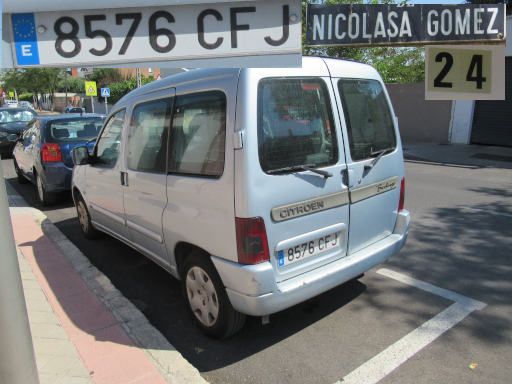 Veh&iacute;culos abandonados, verlassene Fahrzeuge, Madrid, Spanien, Citro&euml;n Berlingo, Kennzeichen 8576 CFJ, Erstzulassung Februar 2003, Calle Nicolasa Gomez 24, 28022 Madrid im Juli 2026