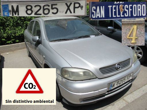 Veh&iacute;culos abandonados, verlassene Fahrzeuge, Madrid, Spanien, Opel Astra, Kennzeichen M 8265 XP, Erstzulassung Juni 1999, Calle San Telesforo 4, 28017 Madrid im Juli 2026