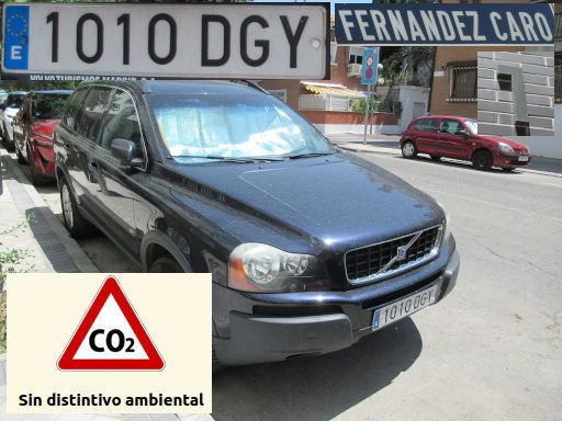 Veh&iacute;culos abandonados, verlassene Fahrzeuge, Madrid, Spanien, Volvo XC 90 AWD, Kennzeichen 1010 DGY, Erstzulassung Januar 2005, Calle Fernandez Caro 1, 28027 Madrid im Juli 2026