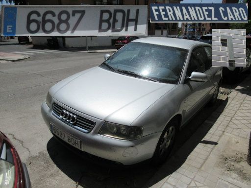 Veh&iacute;culos abandonados, verlassene Fahrzeuge, Madrid, Spanien, Audi A3 1.6, Kennzeichen 6687 BDH, Erstzulassung Dezember 2000, Calle Fernandez Caro 1, 28027 Madrid im Juli 2026
