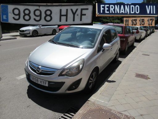 Veh&iacute;culos abandonados, verlassene Fahrzeuge, Madrid, Spanien, Opel Corsa, Kennzeichen 9898 HYF, Erstzulassung Juli 2014, Calle Fernando VII 11, 28037 Madrid im Juli 2026