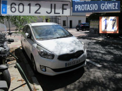 Veh&iacute;culos abandonados, verlassene Fahrzeuge, Madrid, Spanien, Kia Carens ECO dynamics, Kennzeichen 6012 JLF, Erstzulassung Januar 2016, Calle Protasio Gomez 17, 28027 Madrid im Juli 2026