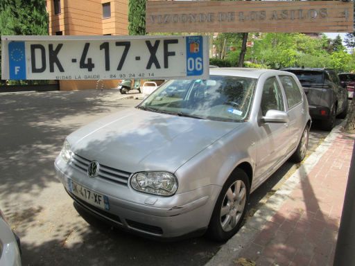 Veh&iacute;culos abandonados, verlassene Fahrzeuge, Madrid, Spanien, Volkswagen Golf 2.0, Kennzeichen Frankreich DK 417 XF, Erstzulassung unbekannt, Calle Vizconde de los Asilos 4, 28027 Madrid im Juli 2026